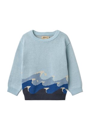 Lichtblauwe gebreide trui met oceaangolvenpatronen in donkerblauw, marineblauw en beige langs de onderste zoom en mouwen.