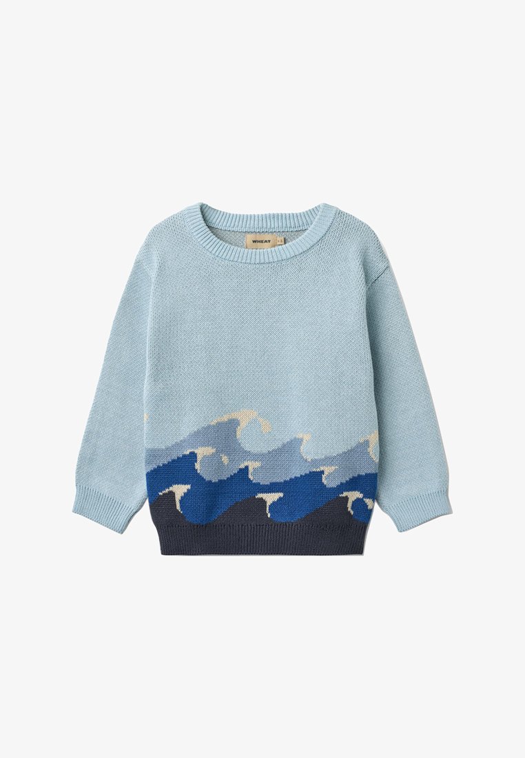 Pull en tricot bleu clair avec des motifs de vagues océaniques en bleu foncé, marine et beige le long de l'ourlet inférieur et des manches.