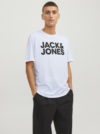 Balta kokvilnas T-krekls ar izteiksmīgu melnu "JACK & JONES" logo, apaļu kakla izgriezumu, īsām piedurknēm un brīvu piegriezumu. Vienkāršs dizains, minimāla detaļu klātbūtne.