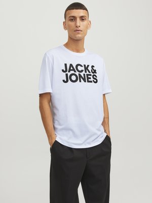 Balta medvilninė marškinėlių palaidinė su ryškiu juodu „JACK & JONES“ logotipu, apvaliu kaklu, trumpomis rankovėmis ir laisvu kirpimu. Paprastas dizainas, minimalus detalizavimas.