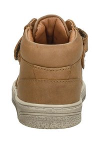 Bruine leren hoge sneaker, met een gestructureerde bovenkant, gewatteerde kraag en klittenbandsluiting, voorzien van een witte rubberen zool en een ronde neus.