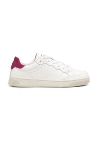 Weiße Leder-Sneaker mit einer strukturierten Gummisohle, ausgestattet mit einem Fuchsia-Suede-Fersenakzent und einem einfachen Schnürdesign.