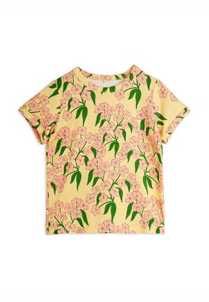 Kortærmet gul t-shirt med blomstermønster, der har pink blomster og grønne blade. Blødt bomuldsstof med rund hals.
