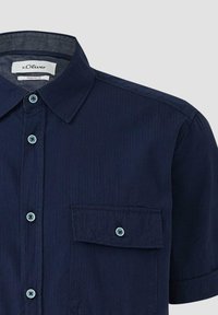 Marineblaues kurzärmeliges Hemd mit Buttons, gerippter Textur, Brusttasche und hellblauen Knöpfen.