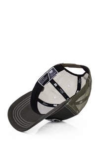 Khaki színű baseball sapka ívelt billentővel, hálós hátsó résszel és kontrasztos varrással. A belsejében címkék és mintás izzadságpánt található.