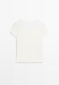 Einfaches weißes T-Shirt mit kurzen Ärmeln und Rundhalsausschnitt, flach liegend mit der Rückseite nach oben auf weißem Hintergrund.