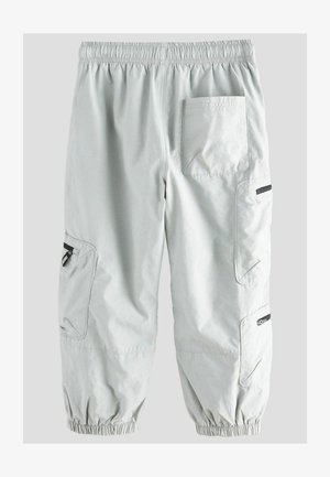 Pantalons cargo gris clair à taille élastique avec des poignets froncés, poches latérales et une poche arrière. Tissu léger et lisse avec un léger brillant.