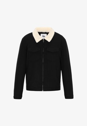 Veste noire avec un col en sherpa crème doux. Elle dispose d'une fermeture éclair à l'avant et de deux poches poitrine. Design décontracté et tissu texturé.