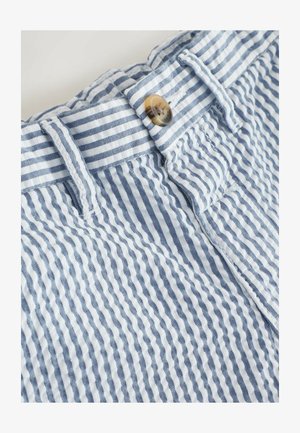 Szorty z materiału w niebiesko-białe pionowe paski, z zapięciem na guzik i teksturowanym wykończeniem na płaskim pasie.