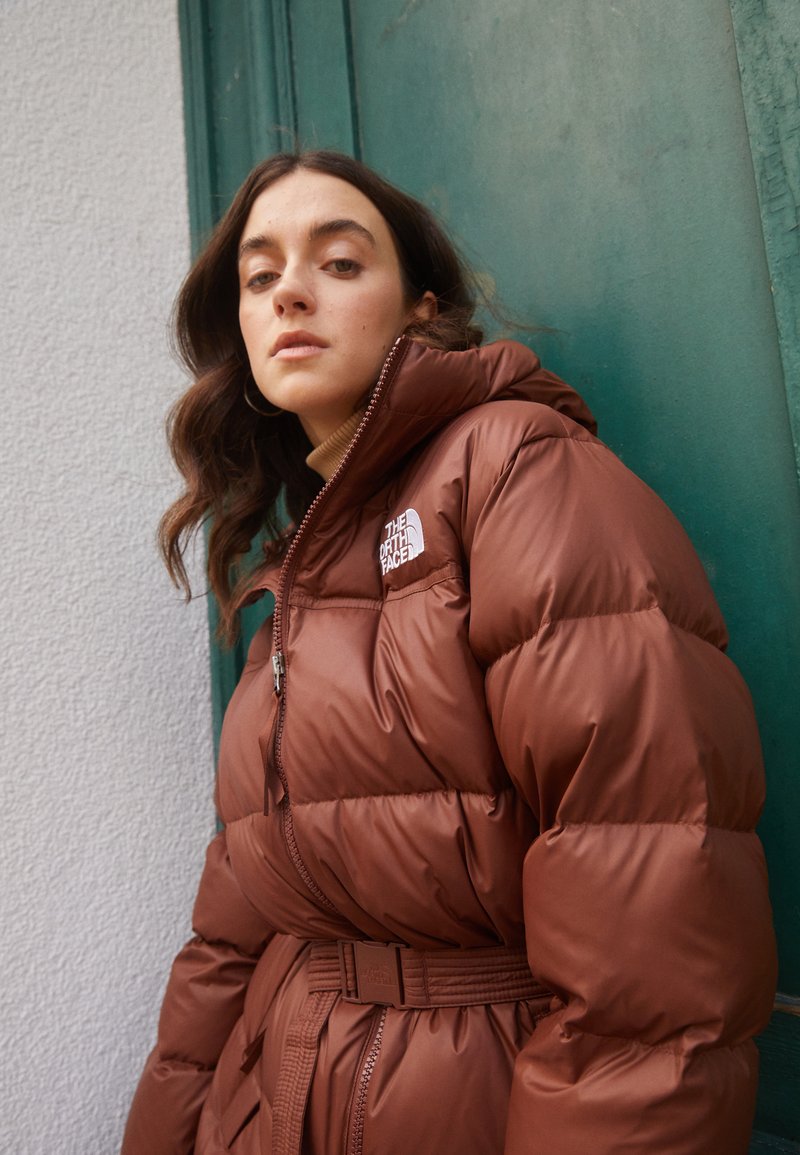 The North Face NUPTSE BELTED LONG Donsjas dark oak/donkerbruin