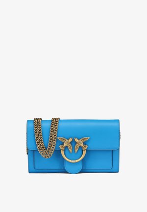 Zilas ādas rokassoma ar zelta ķēdes siksnu, kurai ir dekoratīvs aizdare ar diviem putnu motīviem un taisnstūrveida forma.