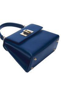 Blauwe leren handtas met een gestructureerd ontwerp, gouden hardware, een handvat aan de bovenkant en beschermende voetjes aan de onderkant. Glad oppervlak, minimalistische stijl.