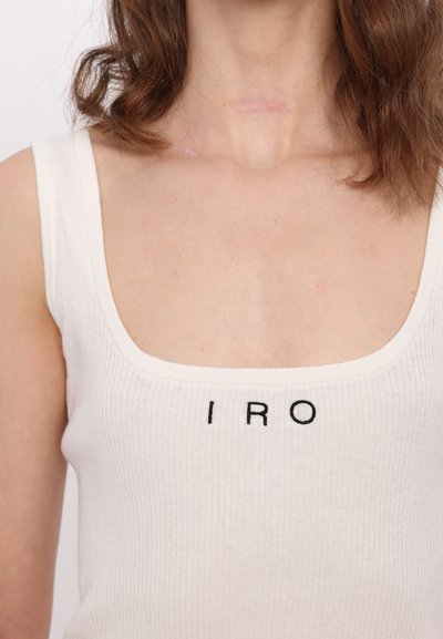 Weißes, geripptes Trägershirt mit einem quadratischen Ausschnitt und schwarzen gestickten Buchstaben "IRO" auf der Vorderseite. Weicher Stoff und enganliegendes Design.