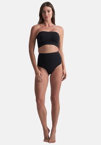 Set bikini nero con top senza spalline e dettagli arricciati e slip a vita alta. Texture liscia e design minimalista.