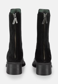 Stivali alla caviglia in suede nero con tacco a blocco, dotati di cerniere laterali e dettagli metallici. Superficie testurizzata e fodera interna a contrasto.