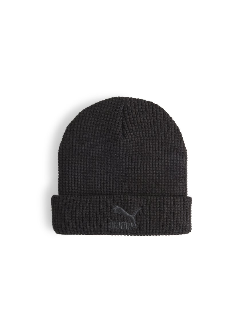 Beanie nero in maglia con risvolto, design testurizzato e un piccolo logo Puma grigio sul davanti. Il materiale sembra morbido e flessibile.