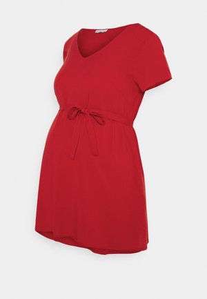 Rotes Umstandskleid mit kurzen Ärmeln, V-Ausschnitt und Taillenschleife, entworfen für Komfort und Stil.