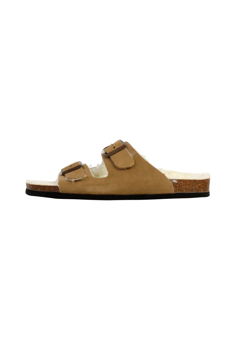 Brune ruskindsandal med to justerbare remme, blødt inderskud, kork mellemsål og sort gummisål. Casual slip-on design.