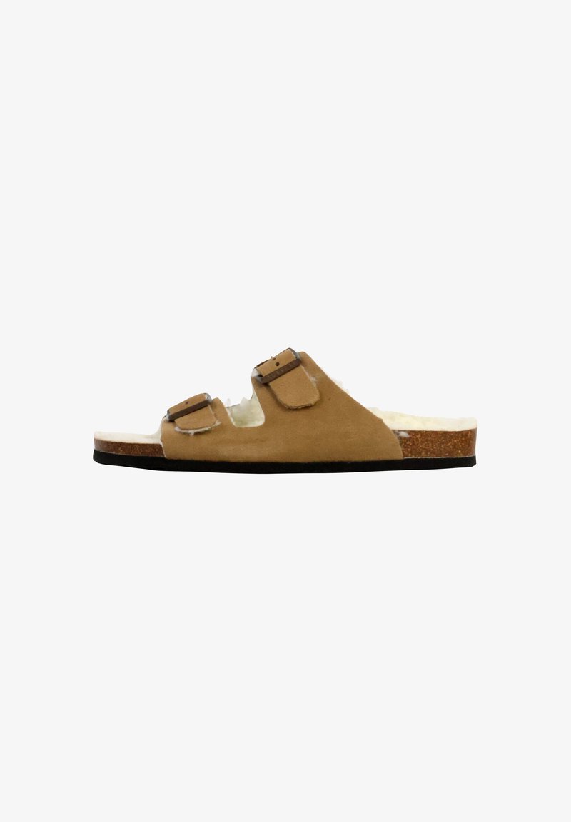 Brune ruskindsandal med to justerbare remme, blødt inderskud, kork mellemsål og sort gummisål. Casual slip-on design.