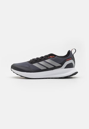 Schwarzer und grauer Sportschuh mit weißer Sohle, Schnürdesign und dem Text "water repellent" nahe der Ferse vor weißem Hintergrund.
