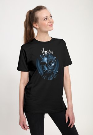 Czarny bawełniany t-shirt z grafiką czaszki z elementami voodoo, niebieskimi akcentami i białymi detalami.