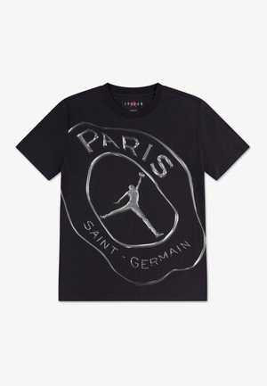 Črna majica s kratkimi rokavi z bleščečim srebrnim logotipom "Paris Saint-Germain" s silhueto Jumpmana na sredini.