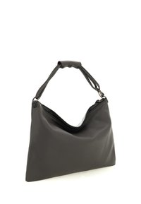 Borsa a mano in pelle grigia con finitura testurizzata, chiusura con cerniera e manico corto e curvo. La forma è angolare e spaziosa.