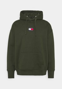 Olivově zelená mikina z bavlněné směsi. Obsahuje přední kapsu, žebrované manžety a tkanou značkovou nášivku na hrudi.