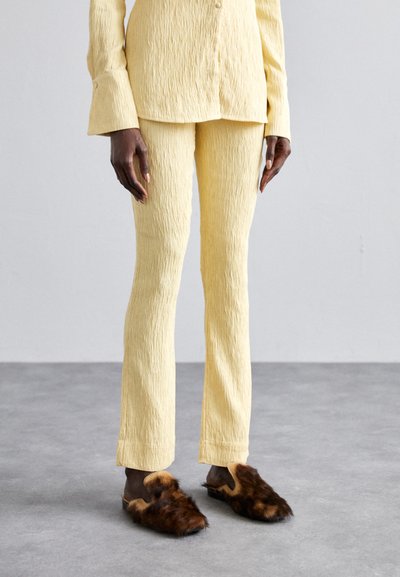 Holzweiler KIND PLEAT TROUSERS - Παντελόνι - light yellow