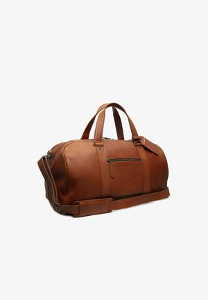 Borsa da viaggio in pelle marrone con doppi manici, tasca frontale con cerniera, tracolla regolabile e etichetta per bagagli su sfondo bianco.