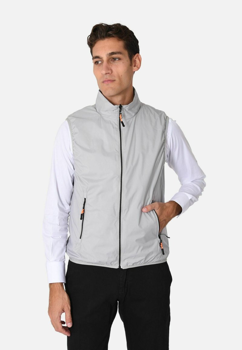 Gilet grigio leggero con colletto alto, zip frontale e due tasche laterali. Caratterizzato da zip nere e dettagli arancioni.