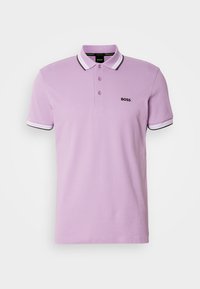 Polo lavande à manches courtes avec bordure blanche et noire au col et aux manches, patte de boutonnage à trois boutons et logo "BOSS" sur la poitrine.