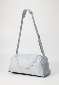 Grijs duffelbag met een ritsopening aan de bovenkant, een gevoerde schouderriem en een zijzak van gaas. Voorzien van een platte bodem en versterkte draaghandvatten.