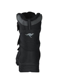 Schwarze Winterstiefel mit einem strukturierten Stoffobermaterial, Netzelementen und hinteren Riemen. Mit einem Känguru-Logo an der Seite und einer dicken Gummisohle.