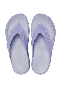 Fioletowe klapki z teksturowanym paskiem i gładką wkładką. Wykonane z lekkiego materiału, z logo wytłoczonym na podeszwie.