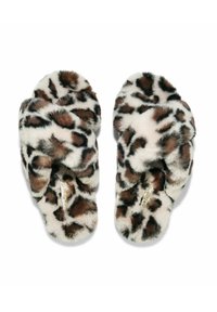 Flaumige Hausschuhe mit Leopardenmuster, die eine weiße Basis mit braunen und schwarzen Flecken aufweisen. Weicher Stoff mit einem Überkreuzdesign, das Komfort bietet.