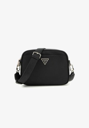 Sac bandoulière en simili cuir noir de forme rectangulaire, avec quincaillerie argentée, sangle ajustable et un accent de triangle logo à l'avant.