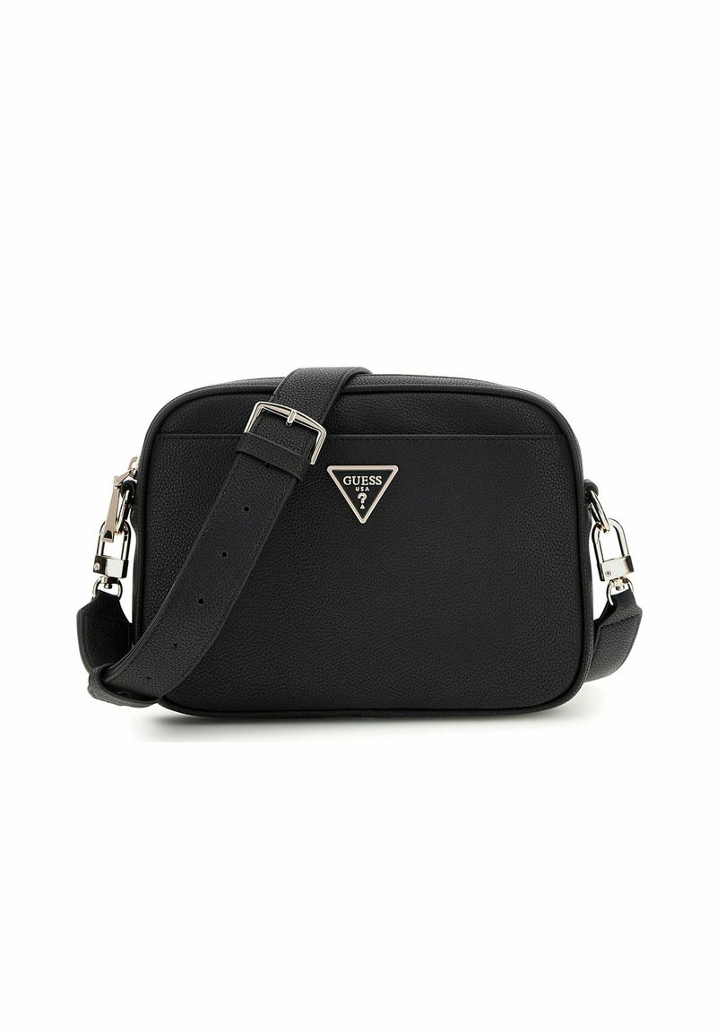 Sac bandoulière en simili cuir noir de forme rectangulaire, avec quincaillerie argentée, sangle ajustable et un accent de triangle logo à l'avant.