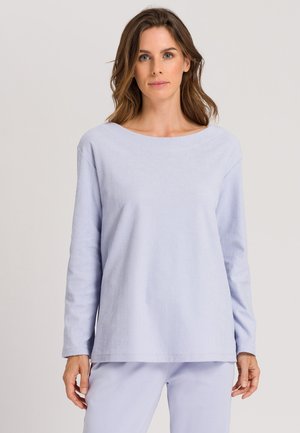 Maglietta a maniche lunghe azzurro chiaro realizzata in tessuto a coste, con scollatura ampia e vestibilità comoda. Cuciture visibili lungo l'orlo e le maniche.
