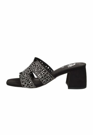 Mule nero con punta aperta, tacco a blocco, ampie fascette incrociate adornate con borchie d'argento e soletta imbottita.