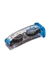 Zwarte zwemgoggles in een doorzichtige plastic case met een blauwe deksel, voorzien van verstelbare banden en anti-condens lenzen.