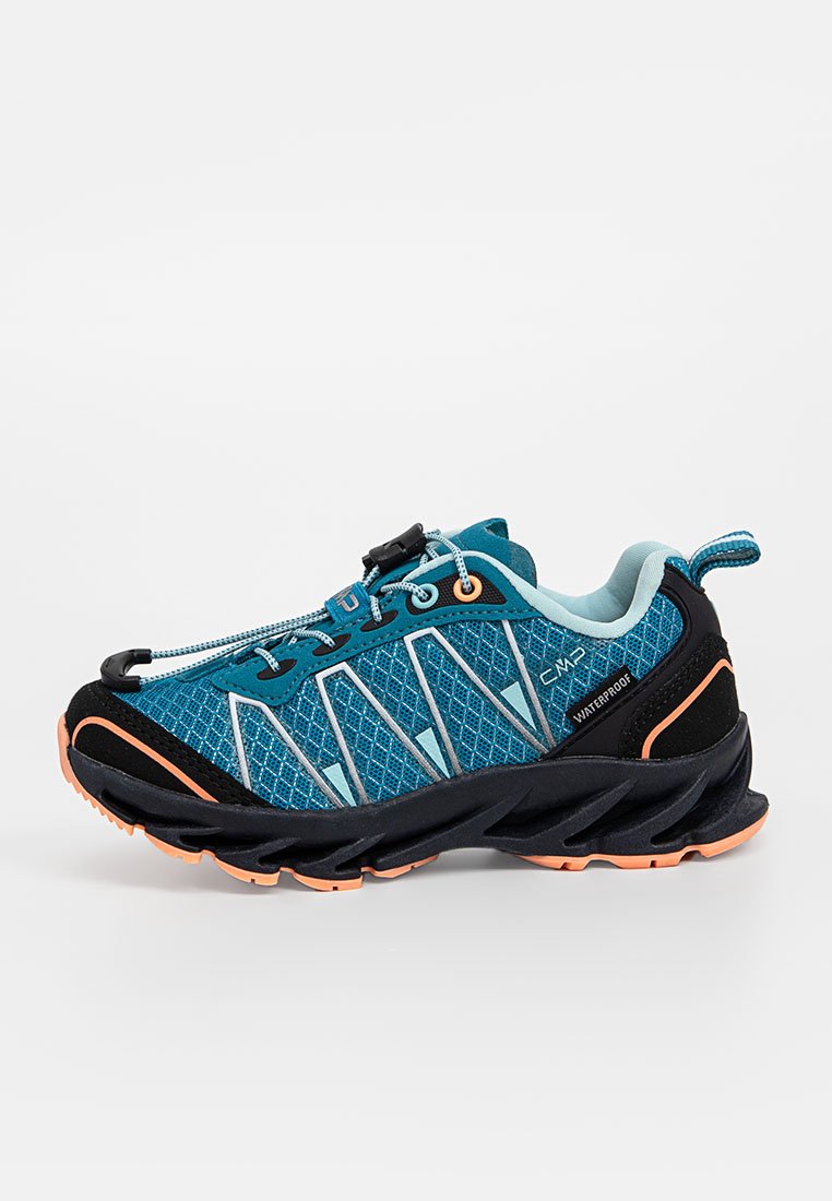 Zapato de senderismo impermeable azul y negro con acentos melocotón, parte superior de malla, cordones elásticos y suela resistente.