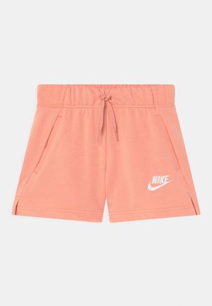 Różowe szorty Nike z elastycznym pasem, sznurkiem do regulacji, bocznymi kieszeniami, małymi rozcięciami po bokach oraz białym logo Nike na przedniej lewej nogawce.