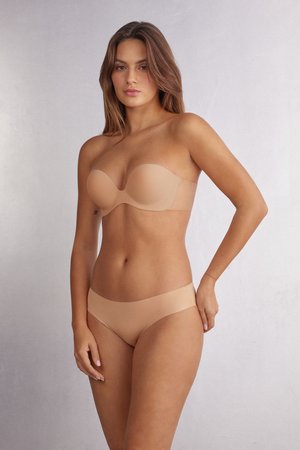 Beige trägerloser BH und passende Unterhose, glattes nahtloses Material, minimalistisches Design, weiche Textur, keine sichtbaren Beschläge oder Muster.