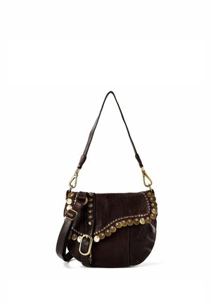 Donkerbruine leren schoudertas met klep, kaderdetails in goudkleur, muntachtige versieringen, verstelbare riem en decoratieve gesp.