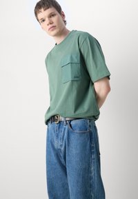 BOSS POCKET - Jednoduché tričko - open green