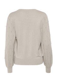 Pull en tricot beige avec un col rond, présentant des manches à motif losange ornées de petites perles. Texture douce et coupe légèrement ample.
