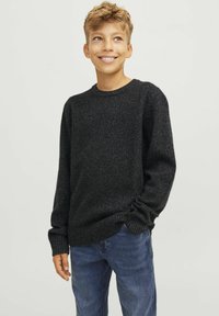 Pull en laine gris foncé avec un col rond, des poignets et un ourlet côtelés. Associe à un jean bleu, avec une coupe décontractée et une texture douce.