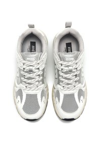 Sneakers grigio chiaro con pannelli in rete, suole in gomma e punte rinforzate. Presentano accenti a contrasto e linguetta imbottita per il massimo comfort.