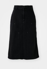 Svart denim skjørt med rett snitt, frontlommer og knappelukking i livet. Har synlig søm og en strukturert stoff.